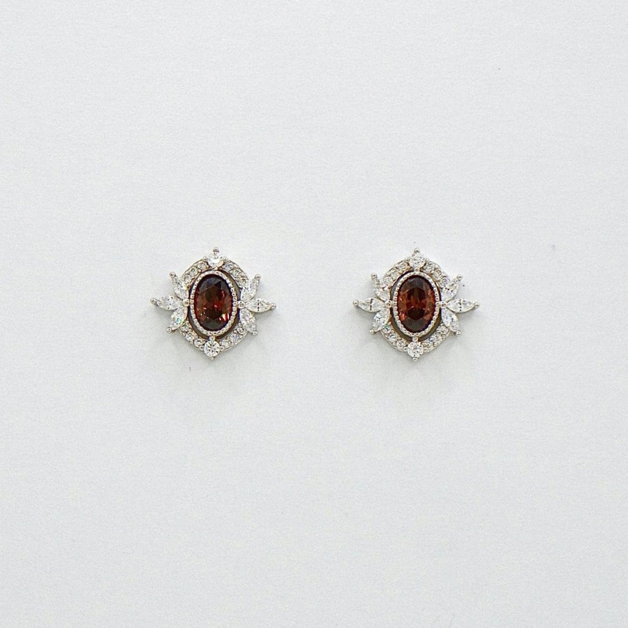 925 silver earrings. Add a touch of warmth and sparkle with these exquisite stud earrings, featuring rich amber-hued gemstones framed by radiant cubic zirconia. Perfect for bringing timeless sophistication to your everyday or evening look. 