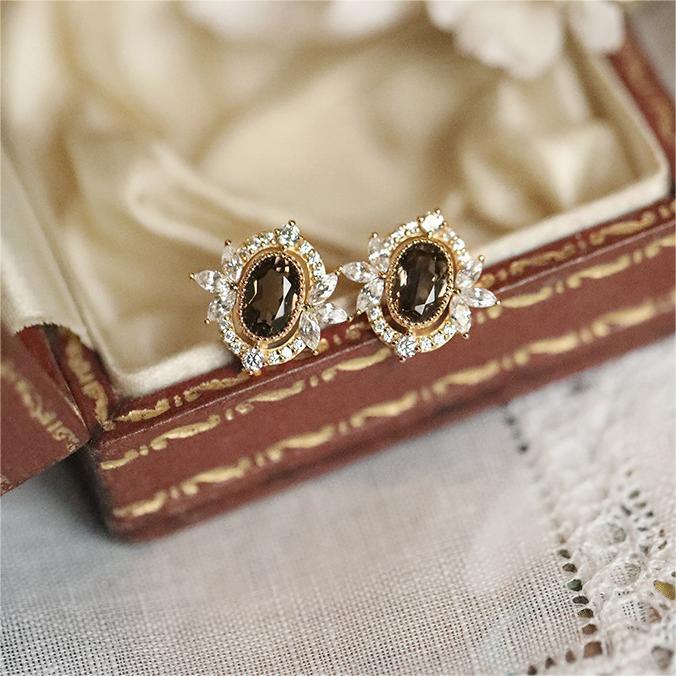 925 silver earrings. Add a touch of warmth and sparkle with these exquisite stud earrings, featuring rich amber-hued gemstones framed by radiant cubic zirconia. Perfect for bringing timeless sophistication to your everyday or evening look. 