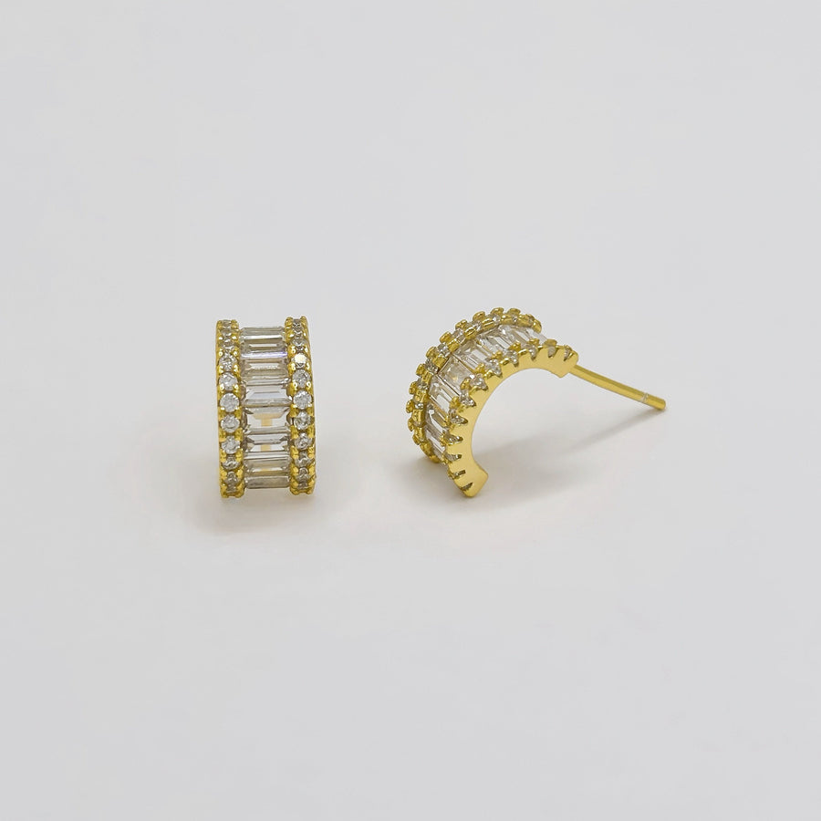 The golden arc elegance earrings, a stunning combination of timeless design and modern luxury. Perfect for any occasion. 925 silver stud earrings.