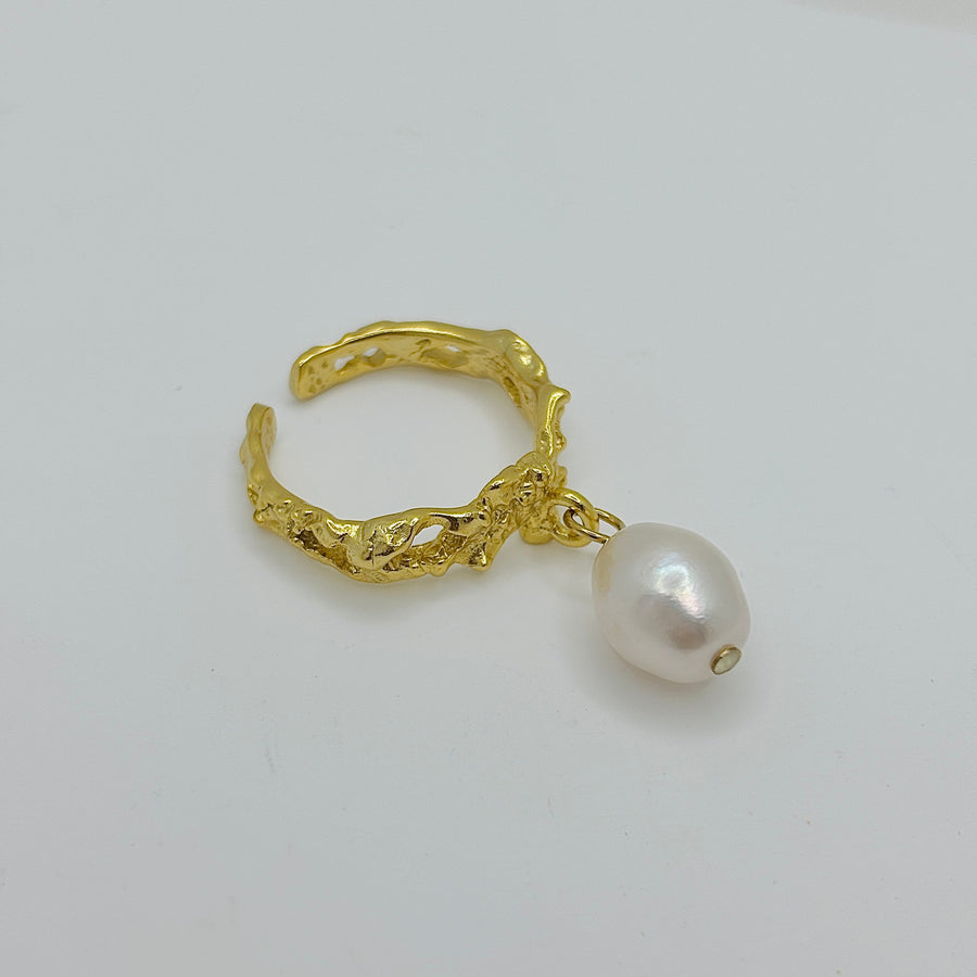 Adjustable baroque pearl gold vermeil ring. Baroque style jewelry and suitable for daily wear.