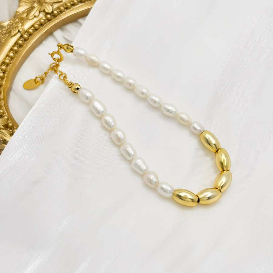 This gold vermeil exquisite bracelet combines freshwater pearls with sleek gold-tone accents, creating a timeless and refined design. Perfect for elevating any outfit, this bracelet blends classic elegance with modern sophistication.