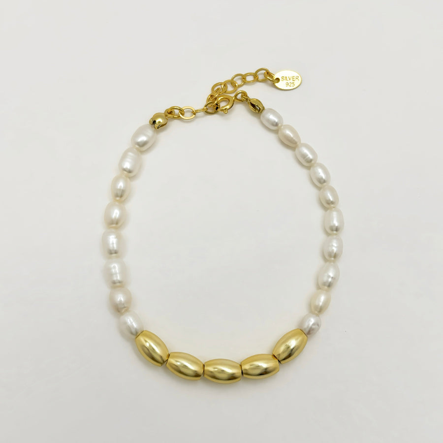 This gold vermeil exquisite bracelet combines freshwater pearls with sleek gold-tone accents, creating a timeless and refined design. Perfect for elevating any outfit, this bracelet blends classic elegance with modern sophistication.