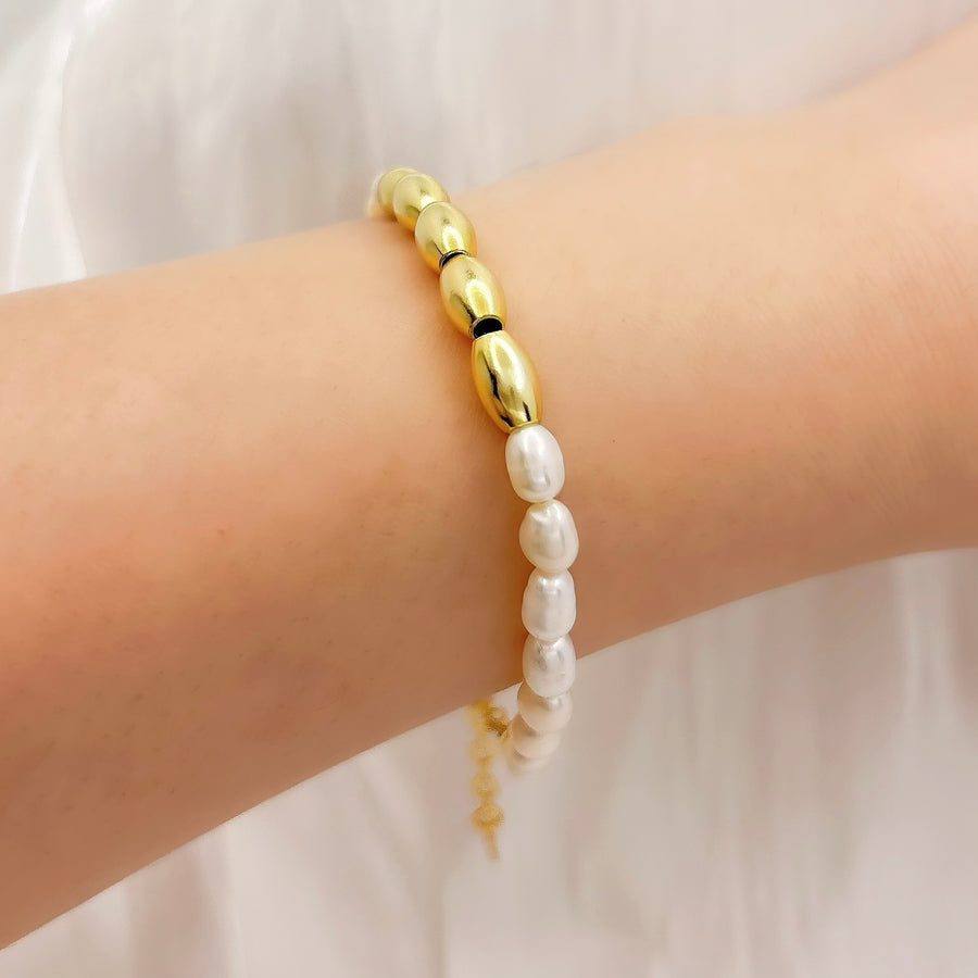 This gold vermeil exquisite bracelet combines freshwater pearls with sleek gold-tone accents, creating a timeless and refined design. Perfect for elevating any outfit, this bracelet blends classic elegance with modern sophistication.