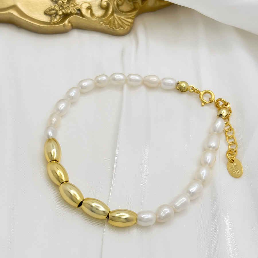 This gold vermeil exquisite bracelet combines freshwater pearls with sleek gold-tone accents, creating a timeless and refined design. Perfect for elevating any outfit, this bracelet blends classic elegance with modern sophistication.