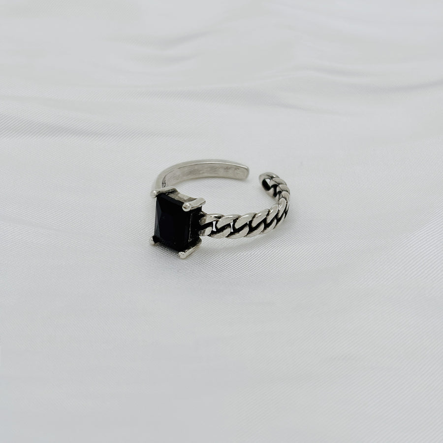 925 sterling silver. This elegant vintage-style sterling silver ring features a bold black gemstone, perfect for adding a touch of sophistication to any outfit.