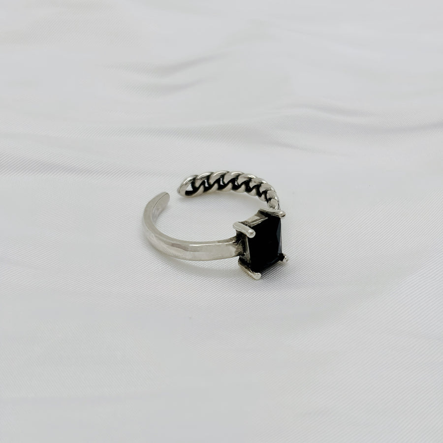 925 sterling silver. This elegant vintage-style sterling silver ring features a bold black gemstone, perfect for adding a touch of sophistication to any outfit.