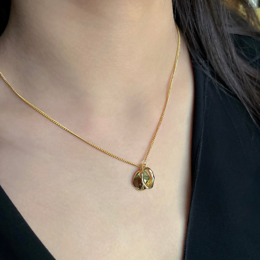 This gold-plated silver necklace features abstract pendants with a polished finish, creating a bold yet sophisticated look. Perfect for adding a touch of artistic flair to your outfits, this necklace is versatile for both casual and formal occasions.