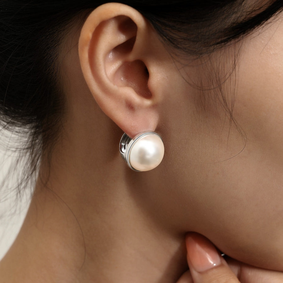 Elevate your style with the Elegance Pearl Sphere Studs. The unique spherical design adds a touch of refinement, making them perfect for an effortlessly elegant look. A timeless choice for any occasion, these studs bring a graceful glow to your ensemble.