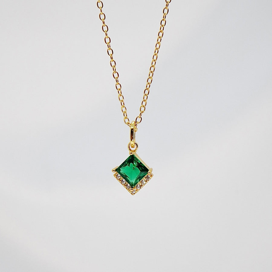 This elegant 925 silver necklace features a delicate gold chain and a striking pendant. The pendant showcases a square-cut green cubic zircon, framed by a border of small, sparkling diamonds cubic zircon, adding a touch of sophistication and luxury to any outfit. Perfect for any occasion, this necklace is a timeless piece that enhances both everyday and special event looks with its vibrant and refined design.