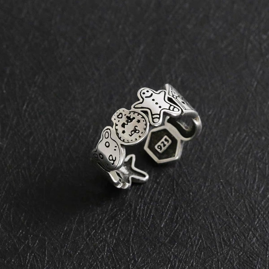 This ring is made of 925 sterling silver and has gingerbread man and bear patterns. The gingerbread man and bear pattern is cute and festive, perfect for the holiday season. 