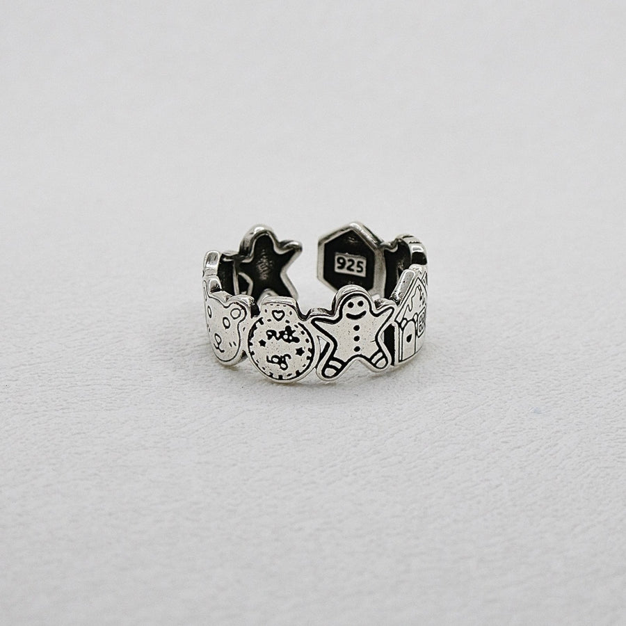 This ring is made of 925 sterling silver and has gingerbread man and bear patterns. The gingerbread man and bear pattern is cute and festive, perfect for the holiday season. 