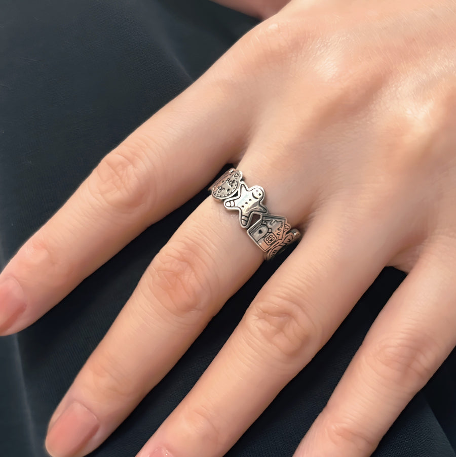 This ring is made of 925 sterling silver and has gingerbread man and bear patterns. The gingerbread man and bear pattern is cute and festive, perfect for the holiday season. 