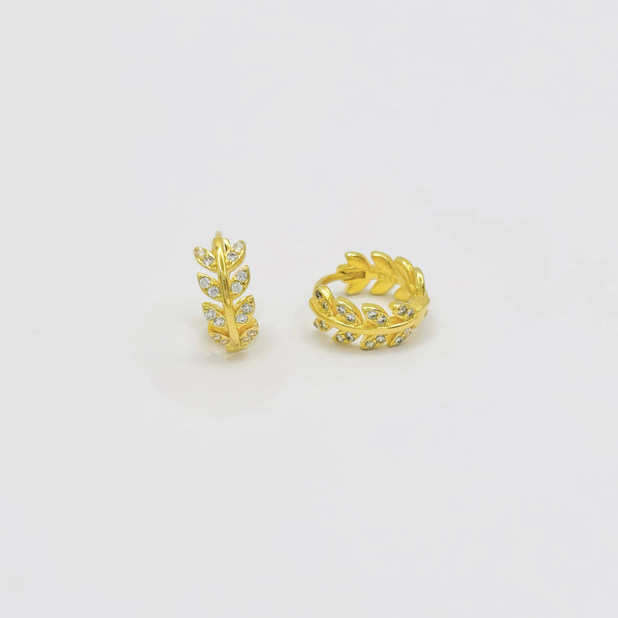 These exquisite gold earrings feature a delicate leaf design adorned with sparkling cubic zircon, adding a touch of nature-inspired elegance. Perfect for both everyday wear and special occasions, they effortlessly elevate your style with a refined and luxurious finish. 