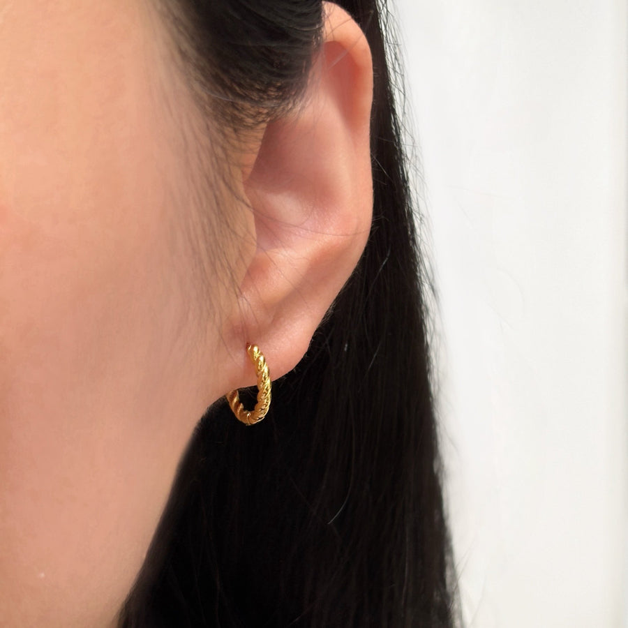 925 silver hoops. These stunning gold-plated hoop earrings feature a chic twisted design, combining modern elegance with timeless charm. Lightweight and versatile, they are perfect for elevating both casual and formal looks with effortless sophistication.