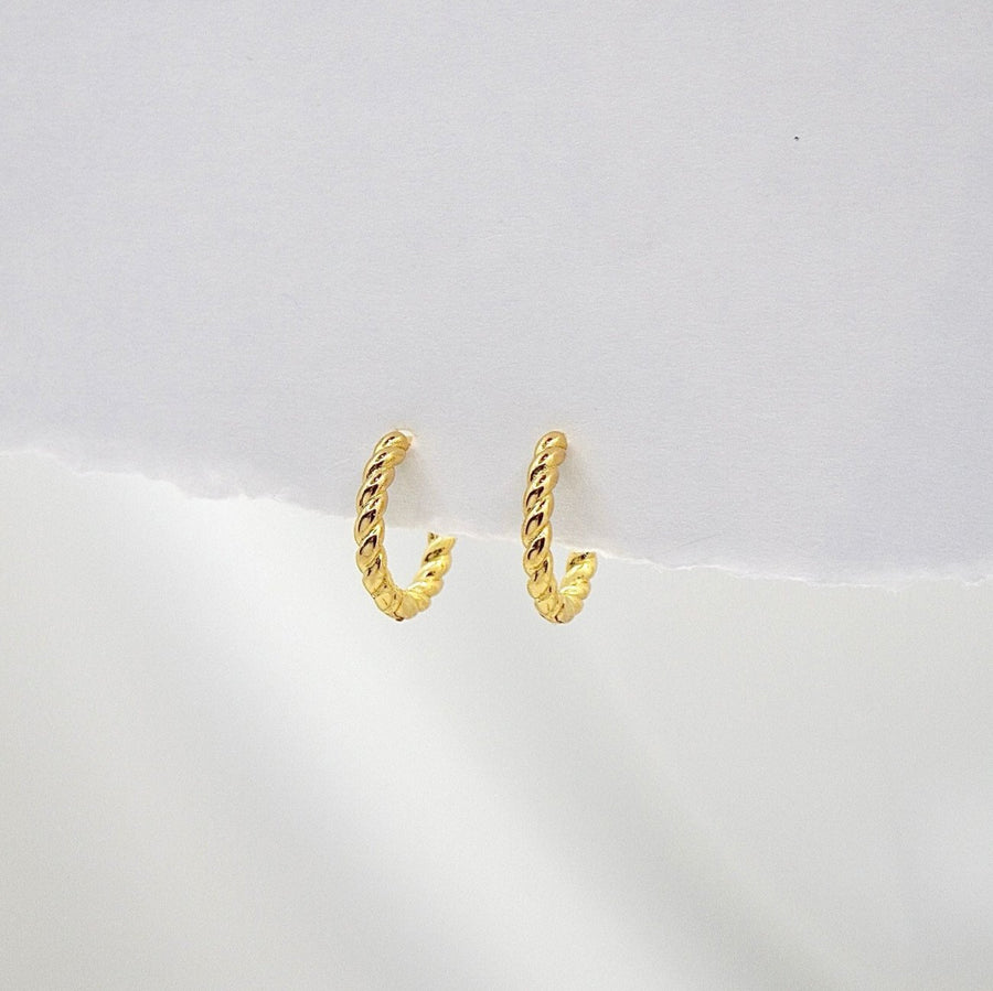 925 silver hoops. These stunning gold-plated hoop earrings feature a chic twisted design, combining modern elegance with timeless charm. Lightweight and versatile, they are perfect for elevating both casual and formal looks with effortless sophistication.