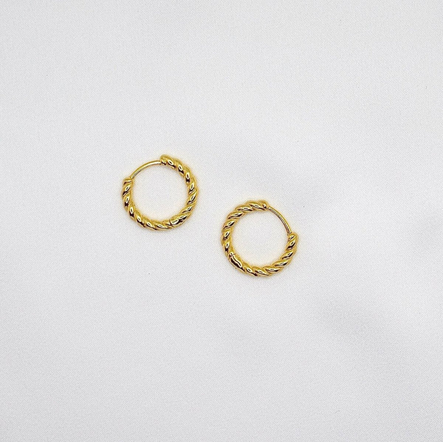 925 silver hoops. These stunning gold-plated hoop earrings feature a chic twisted design, combining modern elegance with timeless charm. Lightweight and versatile, they are perfect for elevating both casual and formal looks with effortless sophistication.