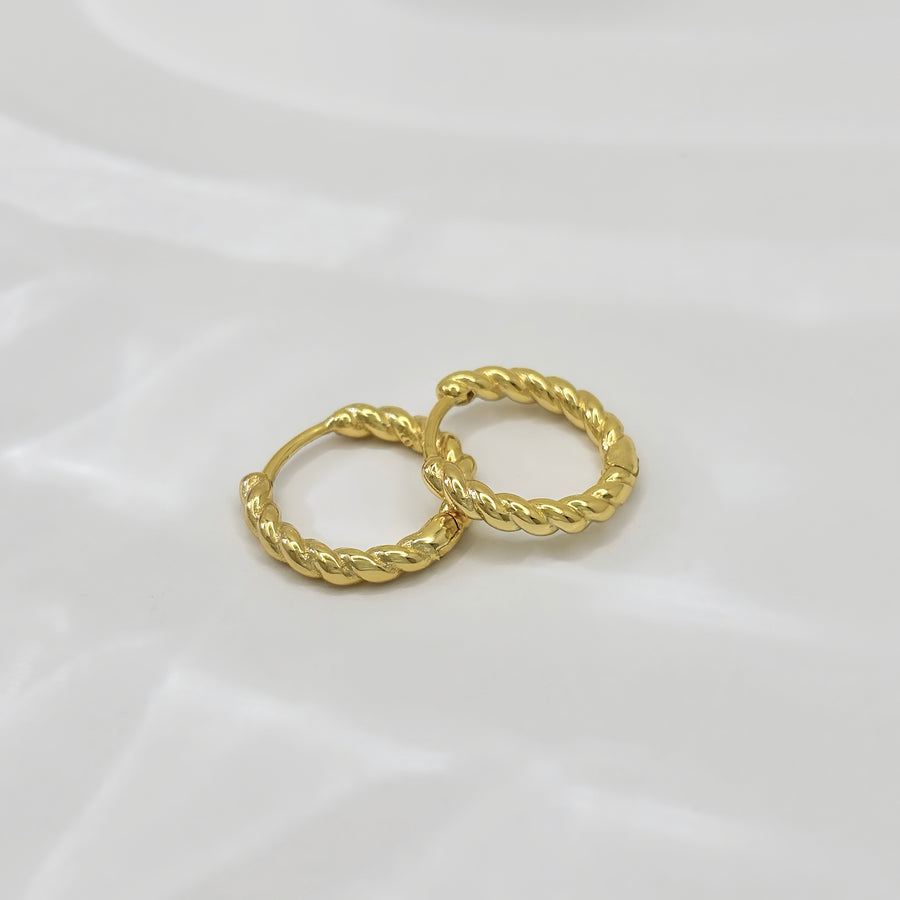 925 silver hoops. These stunning gold-plated hoop earrings feature a chic twisted design, combining modern elegance with timeless charm. Lightweight and versatile, they are perfect for elevating both casual and formal looks with effortless sophistication.