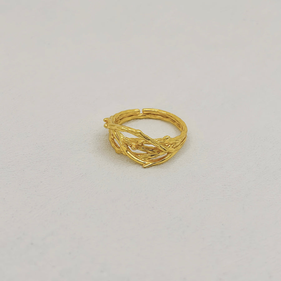 Silver 925 Ring. This gold ring showcases a unique vine design, capturing the essence of natural beauty and organic flow. Perfect for nature lovers, its intricate details make it a standout piece for any occasion.