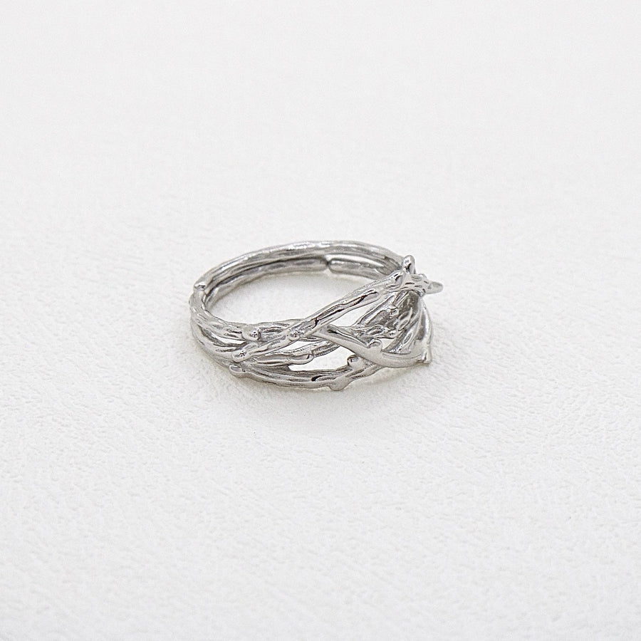 925 Silver Ring. This silver ring showcases a unique vine design, capturing the essence of natural beauty and organic flow. Perfect for nature lovers, its intricate details make it a standout piece for any occasion.