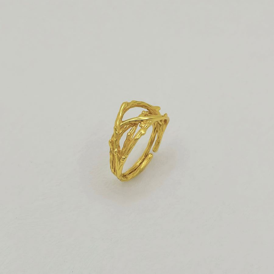 Silver 925 Ring. This gold ring showcases a unique vine design, capturing the essence of natural beauty and organic flow. Perfect for nature lovers, its intricate details make it a standout piece for any occasion.