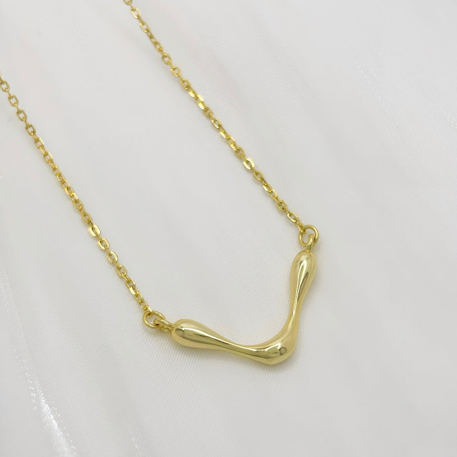 This stunning gold necklace features a unique, wave-like pendant that exudes modern elegance and artistic flair. The fluid design adds a touch of sophistication to any outfit. Crafted with precision, this necklace is perfect for both casual and formal occasions, making it a versatile and timeless addition to your jewelry collection.