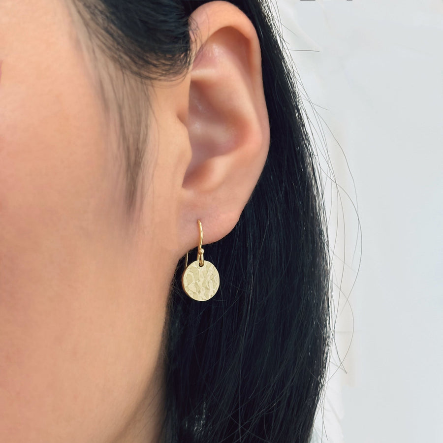 These elegant 925 silver earrings feature a hammered gold disc design, adding a touch of sophistication to any outfit. The lightweight and versatile style makes them perfect for both casual and formal occasions.