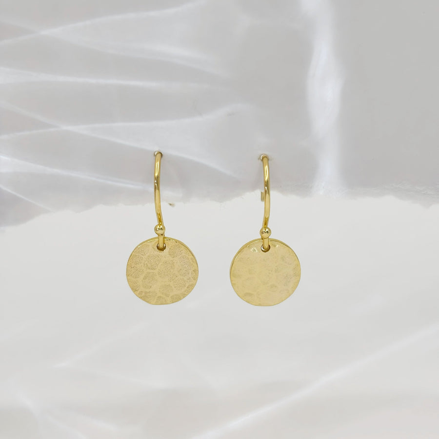 These elegant 925 silver earrings feature a hammered gold disc design, adding a touch of sophistication to any outfit. The lightweight and versatile style makes them perfect for both casual and formal occasions.