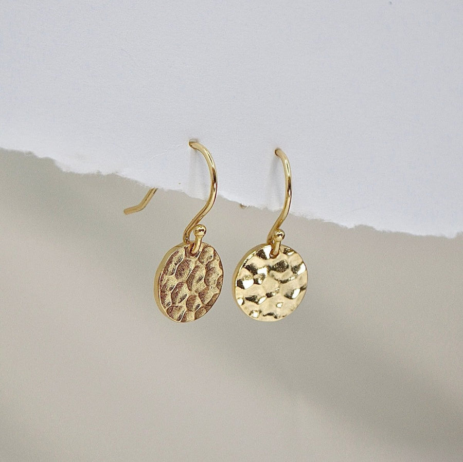 These elegant 925 silver earrings feature a hammered gold disc design, adding a touch of sophistication to any outfit. The lightweight and versatile style makes them perfect for both casual and formal occasions.