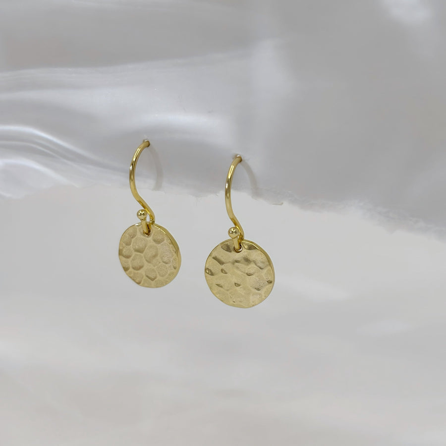 These elegant 925 silver earrings feature a hammered gold disc design, adding a touch of sophistication to any outfit. The lightweight and versatile style makes them perfect for both casual and formal occasions.