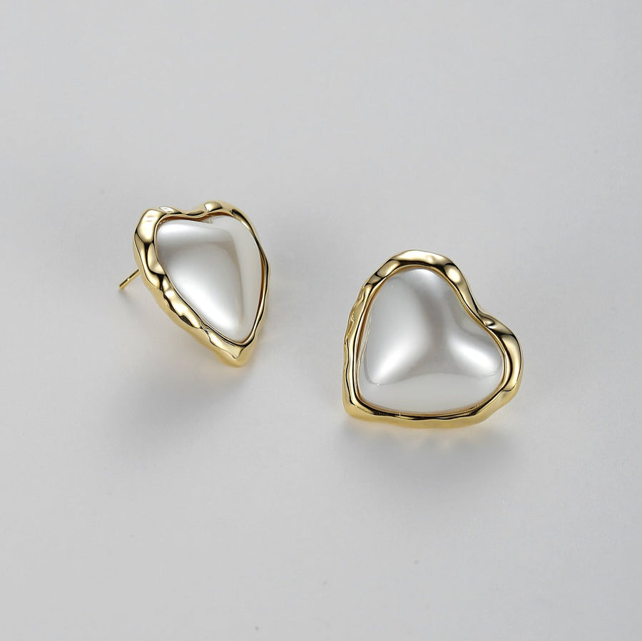 Add a touch of romance to your look with these elegant heart-shaped stud earrings. The simple yet stylish design makes them perfect for both casual and formal occasions. 