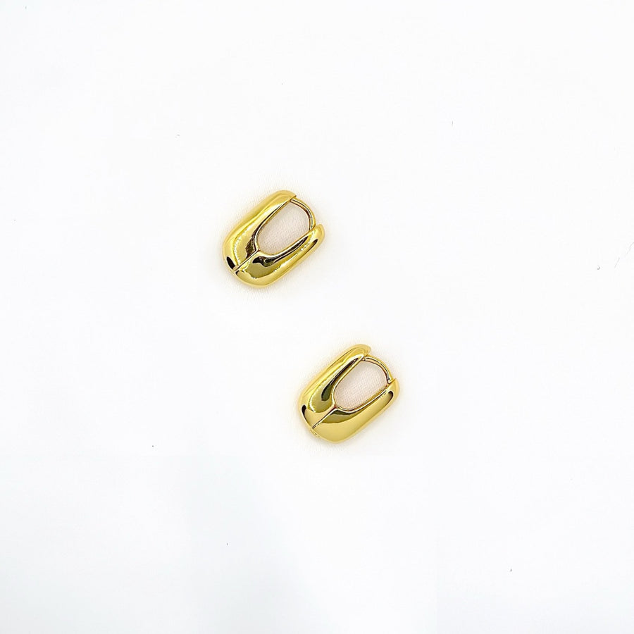 These elegant gold hoop earrings feature a sleek, modern design that effortlessly complements any outfit. The polished finish and minimalistic style make these hoops a versatile addition to both casual and formal looks.