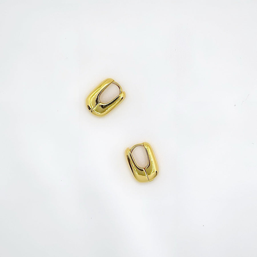 These elegant gold hoop earrings feature a sleek, modern design that effortlessly complements any outfit. The polished finish and minimalistic style make these hoops a versatile addition to both casual and formal looks.