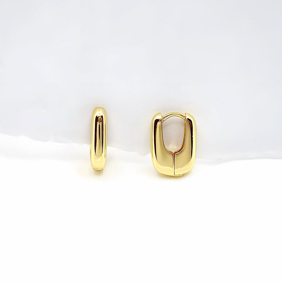 These elegant gold hoop earrings feature a sleek, modern design that effortlessly complements any outfit. The polished finish and minimalistic style make these hoops a versatile addition to both casual and formal looks.