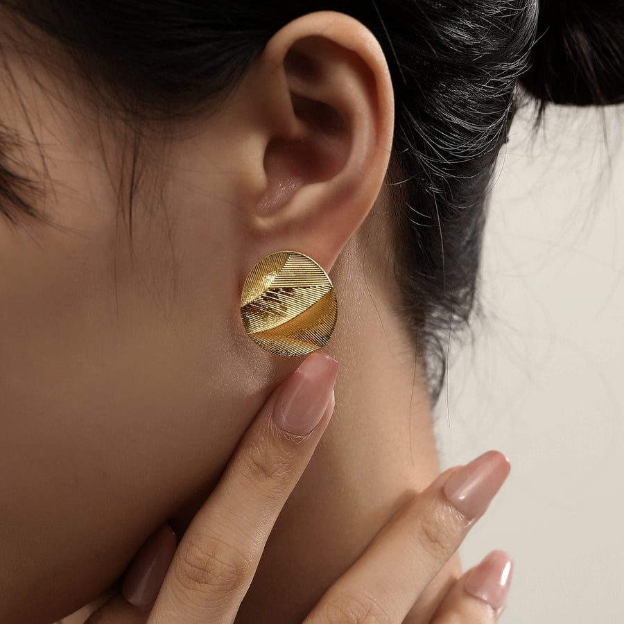  These elegant oval-shaped earrings feature a unique textured design that mimics the delicate pattern of leaves, adding a touch of nature-inspired sophistication to any outfit. Crafted from high-quality materials, these earrings are lightweight and comfortable to wear, making them perfect for both everyday use and special occasions. 