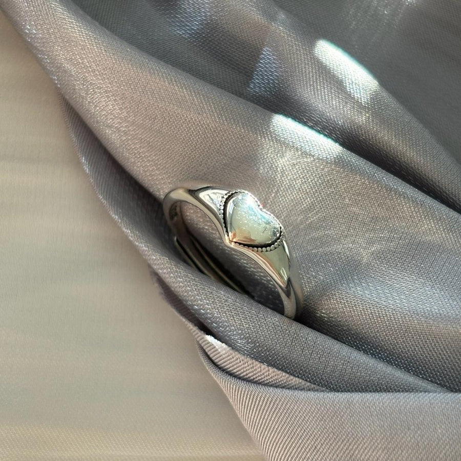 This ring is made of 925 silver and features a heart-shaped design with a minimalist style. It is perfect for adding a touch of edginess to any outfit.