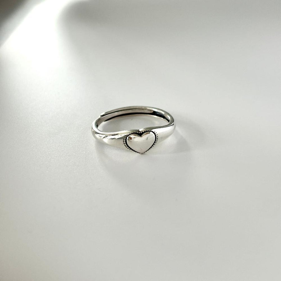 This ring is made of 925 silver and features a heart-shaped design with a minimalist style. It is perfect for adding a touch of edginess to any outfit.