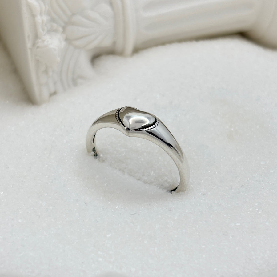 This ring is made of 925 silver and features a heart-shaped design with a minimalist style. It is perfect for adding a touch of edginess to any outfit.