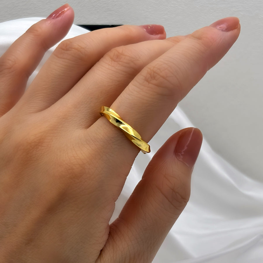 Inspired by the elegance of the Möbius strip, this 925 sterling silver gold-plated ring features a sleek twisted design that symbolizes infinity and unity. With its minimalist open-band structure