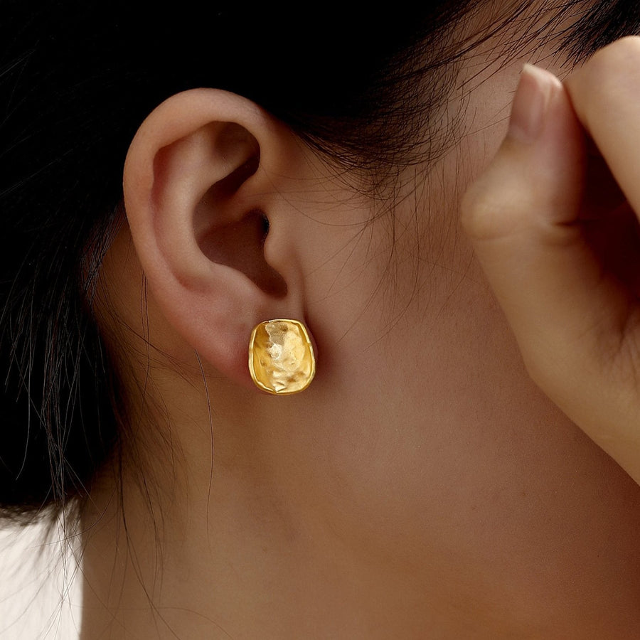 Crafted with the finest attention to detail, these studs are fashioned to mimic the raw beauty of natural gold nuggets. Whether dressing up for a special occasion or adding a touch of luxury to your daily outfit. 