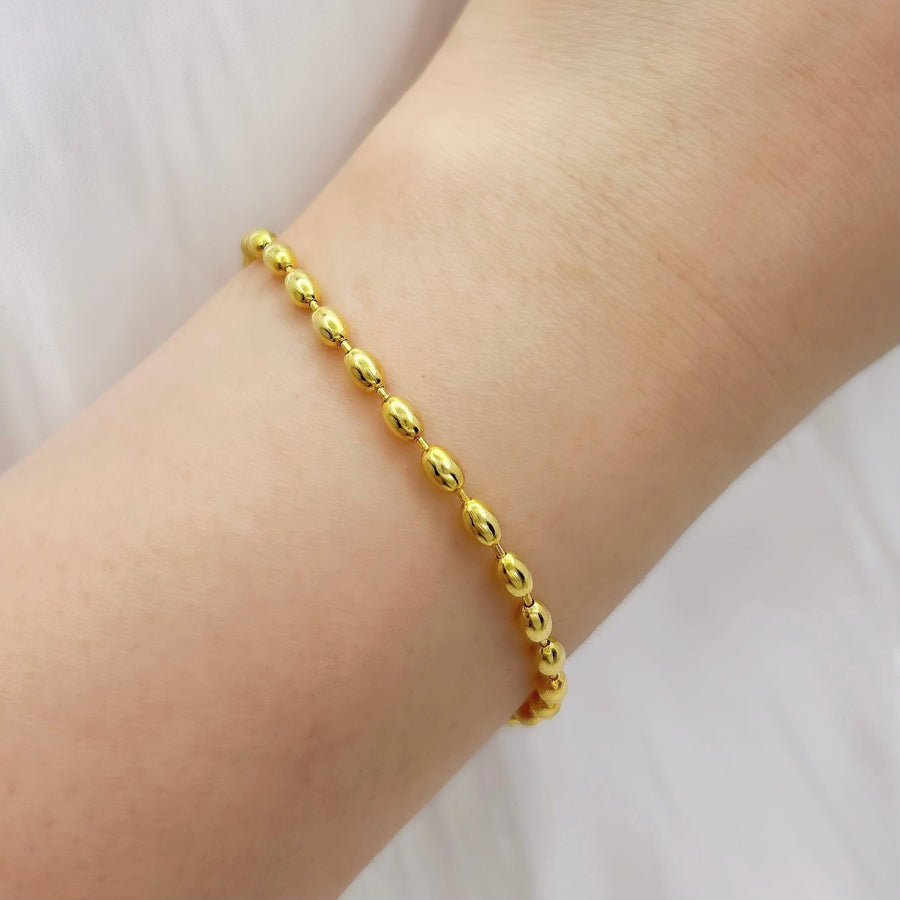 Elegant and timeless, this gold vermeil olive bead bracelet is perfect for adding a refined touch to any outfit. Featuring smooth olive-shaped beads, this bracelet is a versatile accessory, ideal for both everyday wear and special occasions.