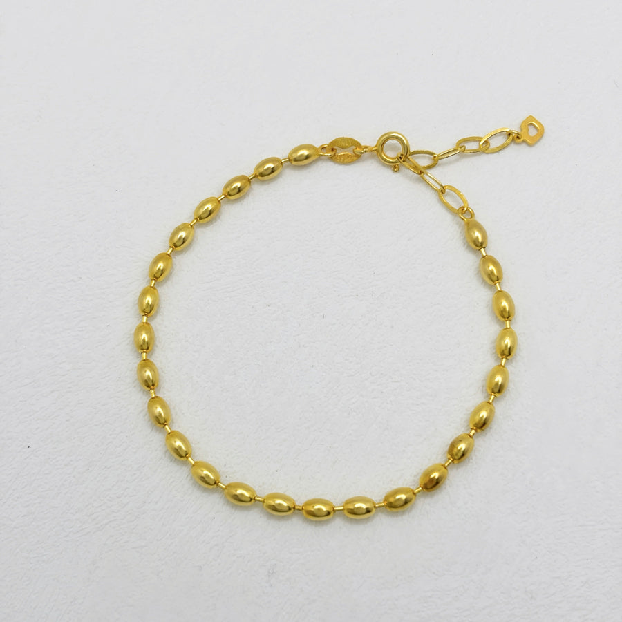 Elegant and timeless, this gold vermeil olive bead bracelet is perfect for adding a refined touch to any outfit. Featuring smooth olive-shaped beads, this bracelet is a versatile accessory, ideal for both everyday wear and special occasions.