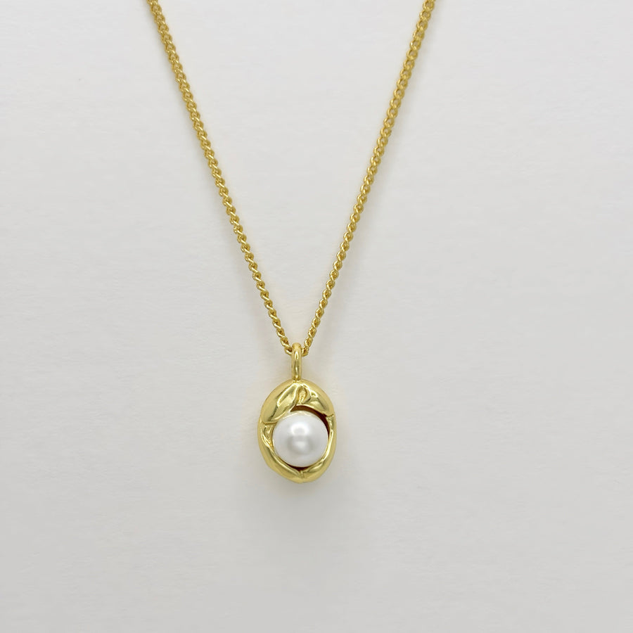 This silver necklace features a pendant adorned with lustrous, round white pearls, elegantly shaped like an irregular pod, exuding vivacious charm and timeless elegance. Its versatile design makes it suitable for a wide range of occasions, and its ageless appeal makes it perfect for individuals of all ages to wear, adding a touch of sophistication to any ensemble.