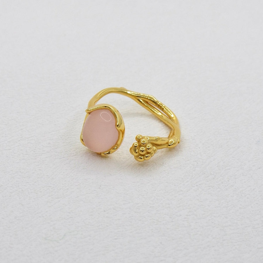 925 silver ring. This beautiful adjustable pink agate ring is a unique and fashionable accessory that can add a touch of elegance to any outfit. Made from pink agate with healing properties. It is adjustable that can fit any finger size. 