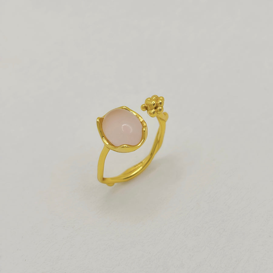 925 silver ring. This beautiful adjustable pink agate ring is a unique and fashionable accessory that can add a touch of elegance to any outfit. Made from pink agate with healing properties. It is adjustable that can fit any finger size. 