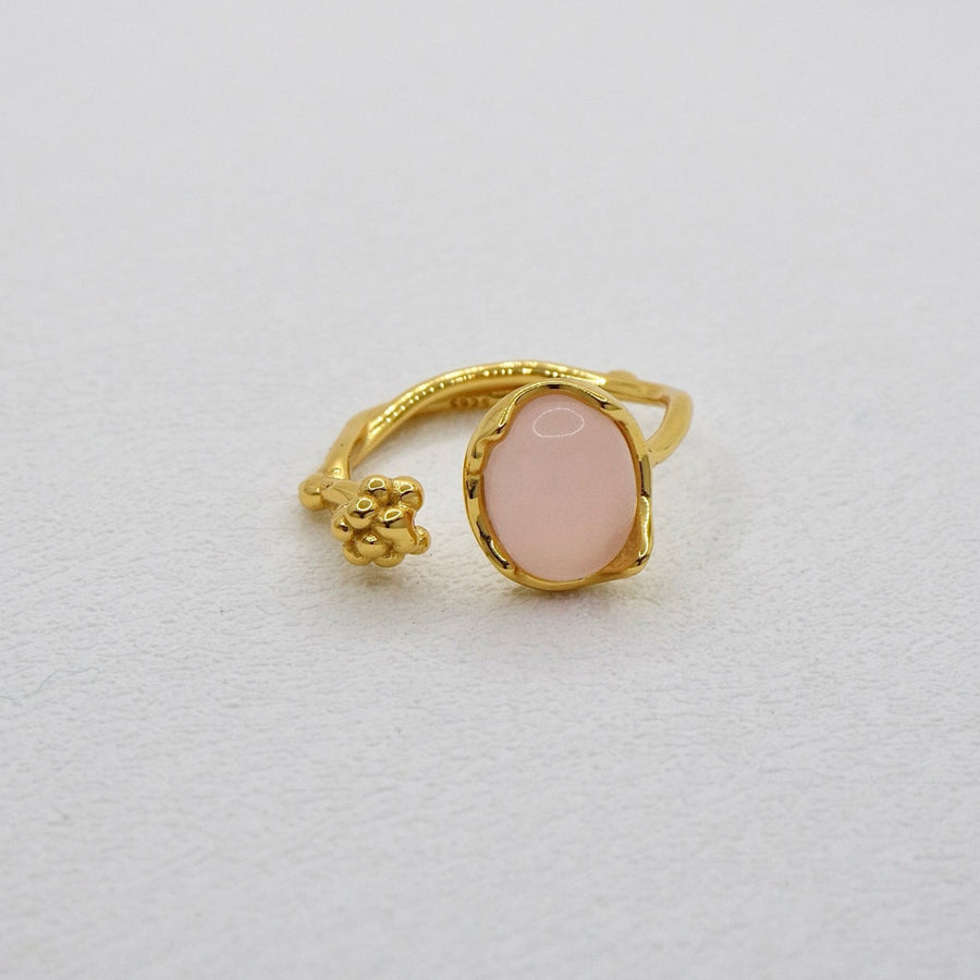 925 silver ring. This beautiful adjustable pink agate ring is a unique and fashionable accessory that can add a touch of elegance to any outfit. Made from pink agate with healing properties. It is adjustable that can fit any finger size. 