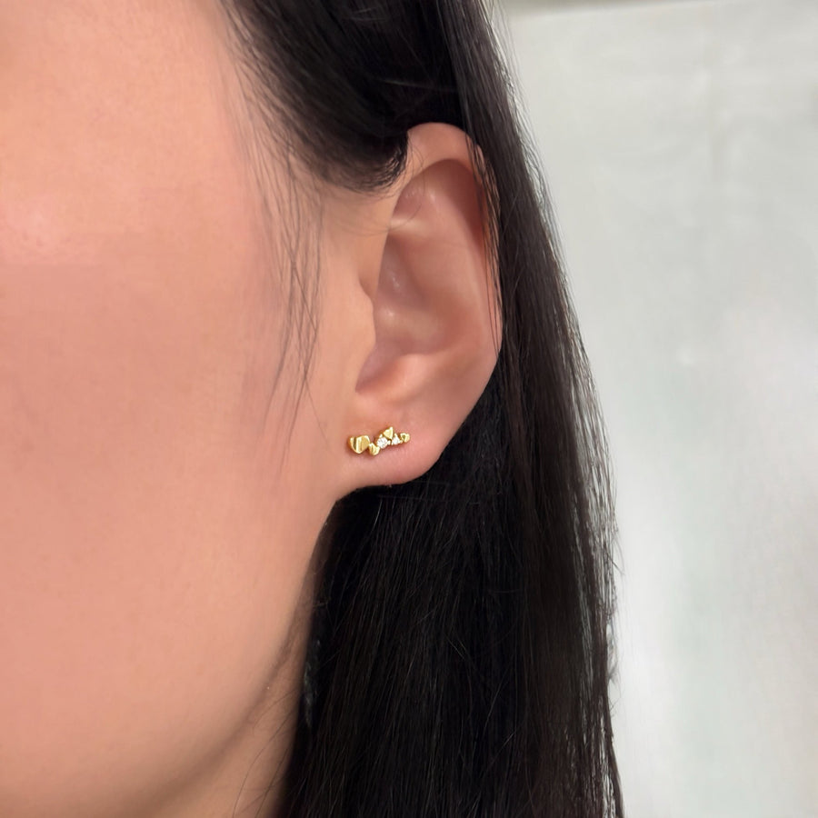 These gold heart stud earrings with sparkling cubic zircon are the perfect blend of elegance and playfulness. Set in a sleek gold finish, these earrings exude refined elegance and fresh sophistication, perfect for both everyday wear and special occasions. 