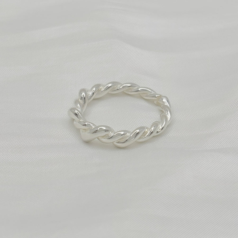 This elegant 925 sterling silver twist ring features a sleek braided design, offering a timeless and minimalist style. Perfect for everyday wear 