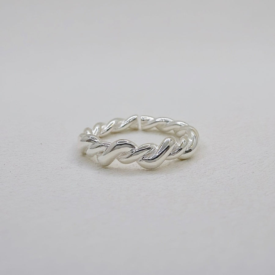 This elegant 925 sterling silver twist ring features a sleek braided design, offering a timeless and minimalist style. Perfect for everyday wear 