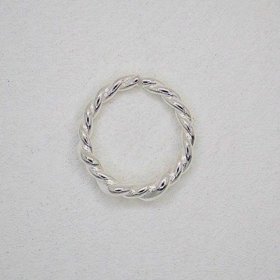 This elegant 925 sterling silver twist ring features a sleek braided design, offering a timeless and minimalist style. Perfect for everyday wear 