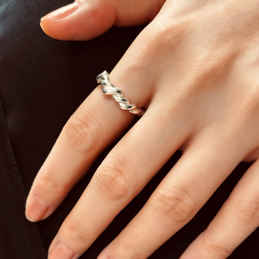 This elegant 925 sterling silver twist ring features a sleek braided design, offering a timeless and minimalist style. Perfect for everyday wear 